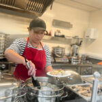 Tashi bereitet frische Momos zu - bei nomadic food